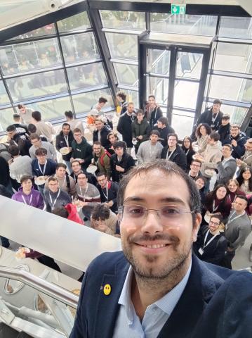 Il docente Valenza con studenti 