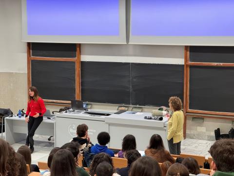 Un momento della lezione con Caironi e la professoressa Bignardi