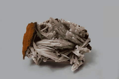 CERUSSITE su crosta limonitica (MP-537)