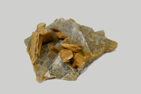 "Fluorite con barite" minerale dalle sfumature dorate 