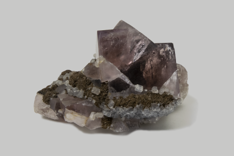 "Fluorite con siderite e calcite" minerale con grossi cristalli dal grigio chiaro al grigio scuro