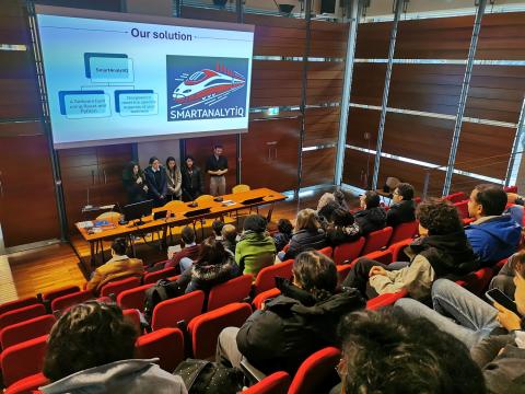 Presentazione di un gruppo studentesco alla challenge