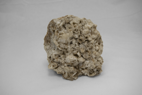 Minerale di colore grigio chiaro