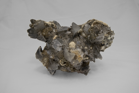 Minerale dalle sfumature che vanno dal grigio chiaro allo scuro