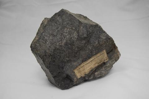 Minerale grigio scuro