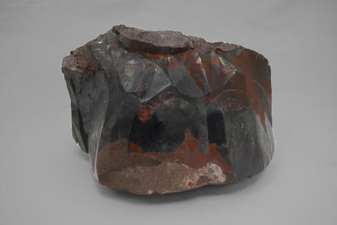 Minerale dalle sfumature nere, marroni e rosse