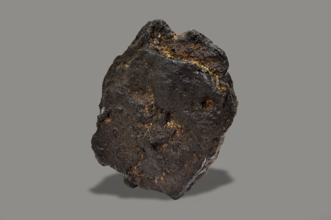 Minerale grigio scuro dalle venature gialle