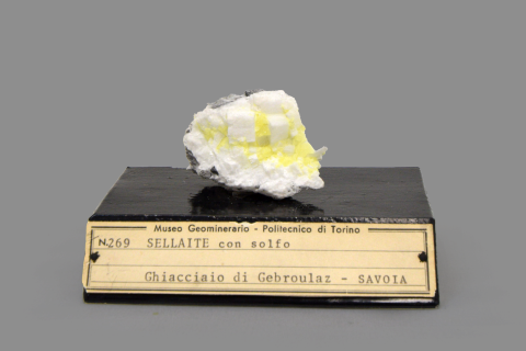 Minerale bianco con sfumature gialle