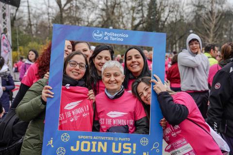 Il Prorettore Elena Maria Baralis con la comunità di Ateneo alla partenza della corsa-camminata