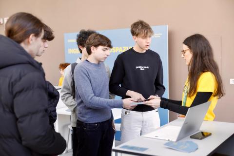Un momento di confronto tra studenti di oggi e di domani