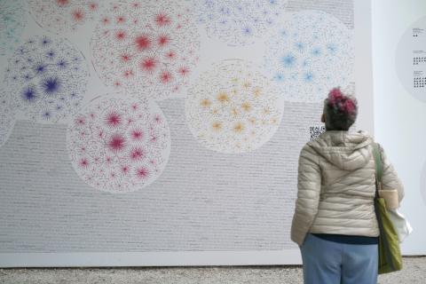La “controfacciata” che accoglie i visitatori con una nuvola di punti 