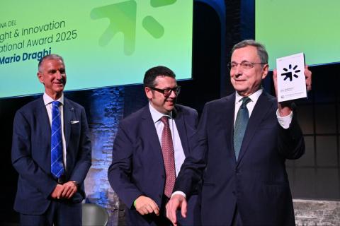 Mario Draghi insieme al Direttore Generale Tedesco e al professor De Santi