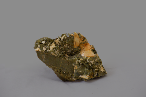 TITANITE con diopside (MP-906)