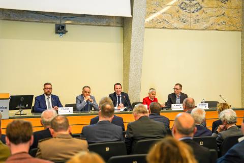 La conferenza stampa di presentazione del computer quantistico