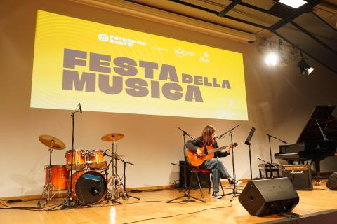 Chitarra e voce si fondono sul palco dell'Ateneo