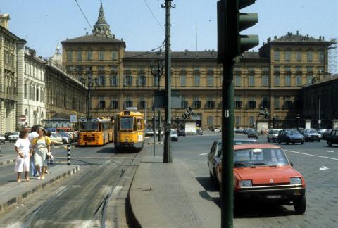 Fermate mezzi pubblici e traffico in piazza Castello