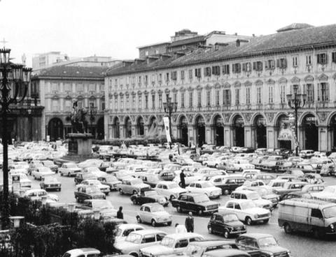 Piazza San Carlo con parcheggi auto