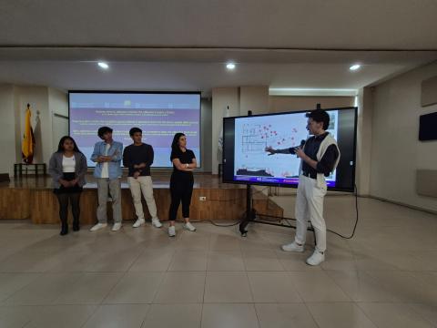 Il gruppo premiato espone i dettagli e le soluzioni del progetto sviluppato
