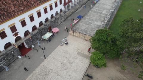 Lo spazio pubblico da ridisegnare e il tratto di mura da rendere agibile con una nuova struttura