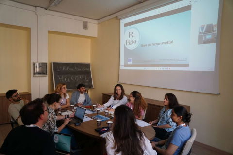 Momenti di lezione e confronto scientifico durante la ReBone Network School