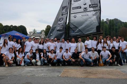 Foto di gruppo con i membri del team