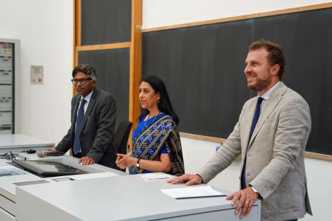 Il Vicerettore Alberto Sapora, l'Ambasciatrice Vani Rao, il Console Generale Lavanya Kumar 