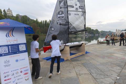 La barca viene "battezzata" come da tradizione
