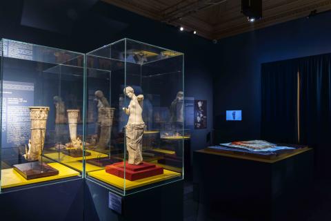 L'installazione del DAD, a destra, nel contesto della mostra