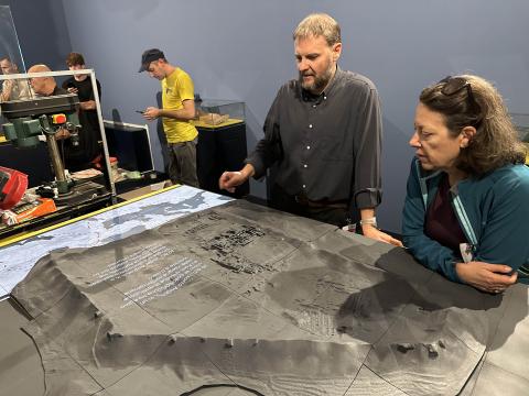 La professoressa Spanò al lavoro sul modello