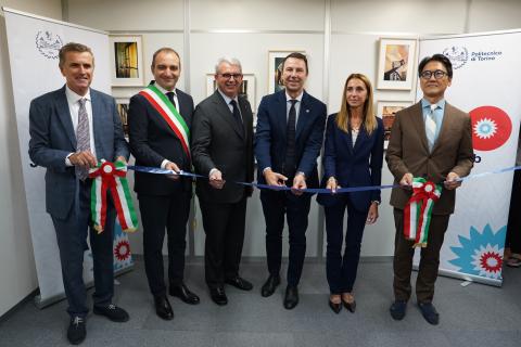 Il momento del taglio del nastro al Japan Hub