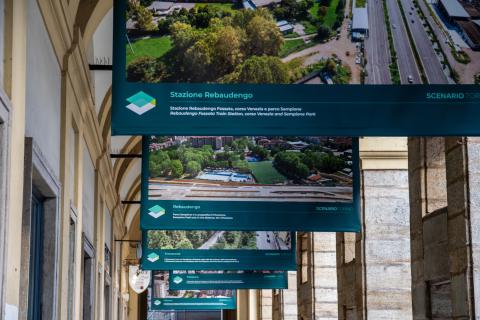 Le fotografie esposte sotto i portici della piazza 
