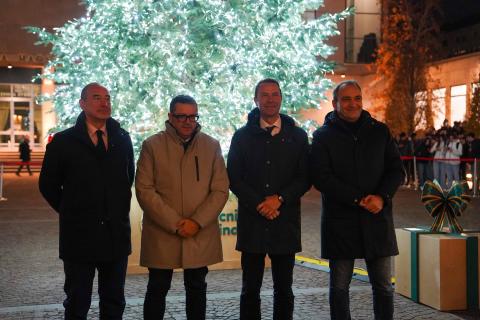 Le autorità alla cerimonia di accensione delle luci