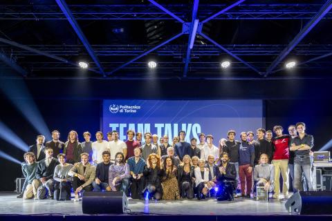 Foto di gruppo con i 50 rappresentanti dei Team studenteschi, il Prorettore, i tre Vicerettori, Valeria Ciardiello, Luca Graziani, Nicoletta Fiorio e Francesca Maccario 