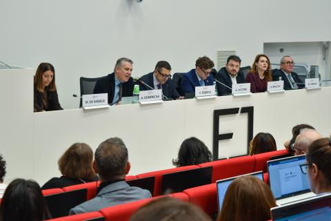 Il tavolo dei relatori e delle relatrici