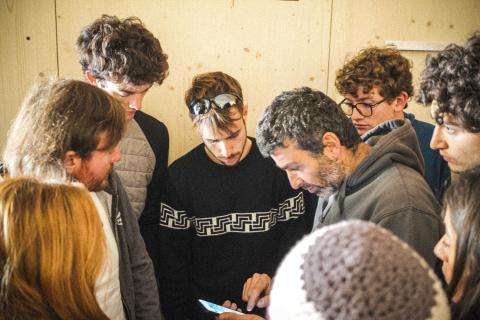 Un momento di confronto del team