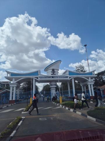 Ingresso di KU. Il motto in Swahili recita: Education is Strength