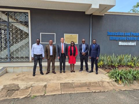 Visita presso JKUAT. Da sinistra: Peter Oketch, Onesmus Muvengei, Roberto Zanino, Mercy Kiio, Samson Njoroge, Raphael Chesori