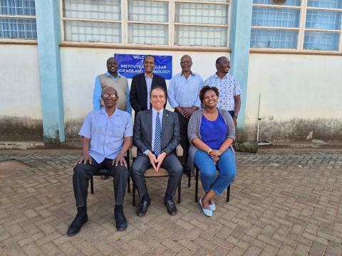 Visita presso l’Institute of Nuclear Science and Technology della University of Nairobi. Da sinistra in prima fila, procedendo in senso antiorario: Elijah Mwangi, Roberto Zanino, Lindah Kiriinya, Wilson Kairu, Michael Mangala, John Birir, Simeon Bartilol