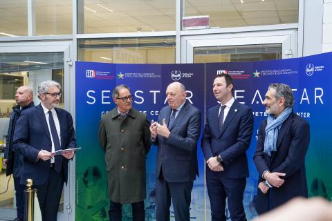 Il momento del taglio del nastro