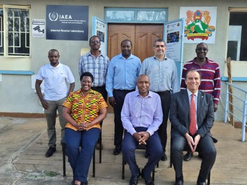 Visita presso l’Internet Reactor Laboratory della IAEA, ospitato presso KU. Da sinistra in prima fila, procedendo in senso antiorario: Margaret Clege, Raphael Nyenge, Roberto Zanino, Mathew Munji, Nadir Hashim, Manasseh Wakeb, Samuel Musa, Kennedy Kilel