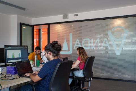 All'interno del Visual and Multimodal Applied Learning Lab (VANDAL)