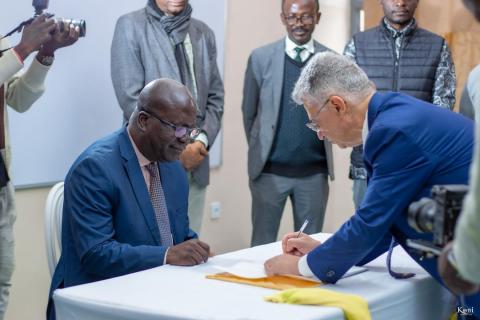 Il Vicerettore della facoltà e il professor Gatto firmano il libro d'oro della cerimonia.