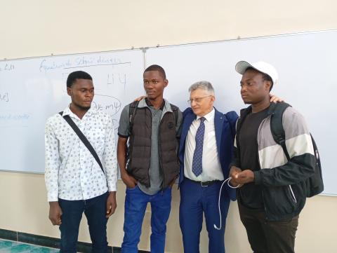 Il professor Gatto con alcuni studenti