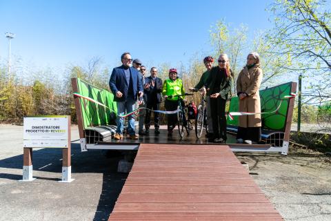 Il momento del taglio del nastro