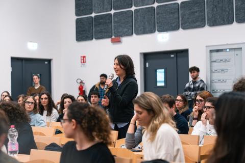 Dialogo tra professioniste e studentesse