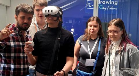  Studenti dell'URS in visita al laboratorio "Drawing TO the Future" 