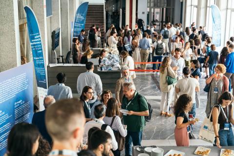 Partecipanti alla conferenza durante un momento di networking negli spazi del Politecnico