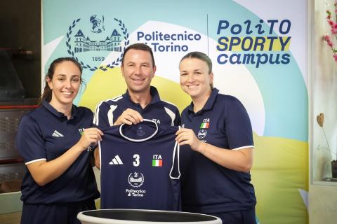 Il Rettore Stefano Corgnati con una rappresentativa sportiva di Ateneo