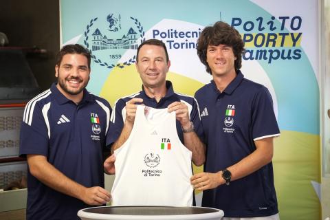 Il Rettore Stefano Corgnati con una rappresentativa sportiva di Ateneo