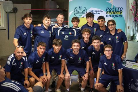Il Rettore Stefano Corgnati con una rappresentativa sportiva di Ateneo